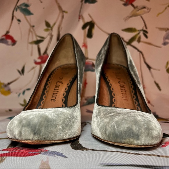 Grey velvet, round toe, wooden heel pump by Juicy Couture w box (nearly vintage) - Picture 8 of 15